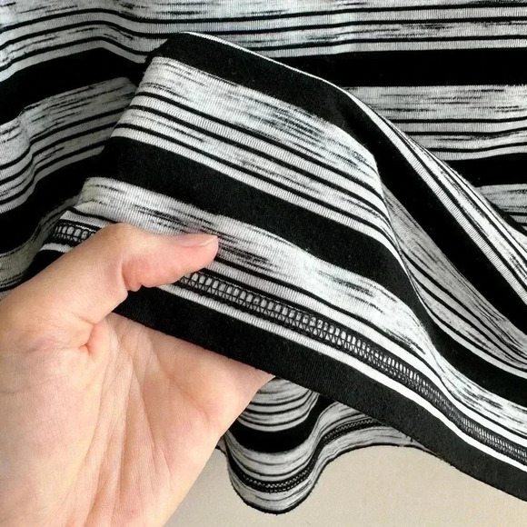 T by Talbots Black & White Striped Heathered Short Sleeve Tee Twist Keyhole Back - Picture 10 of 16